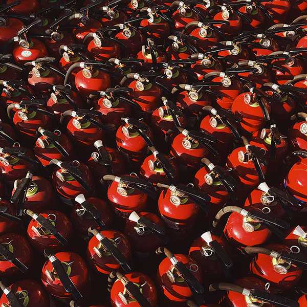 Muchos extintores rojos formados